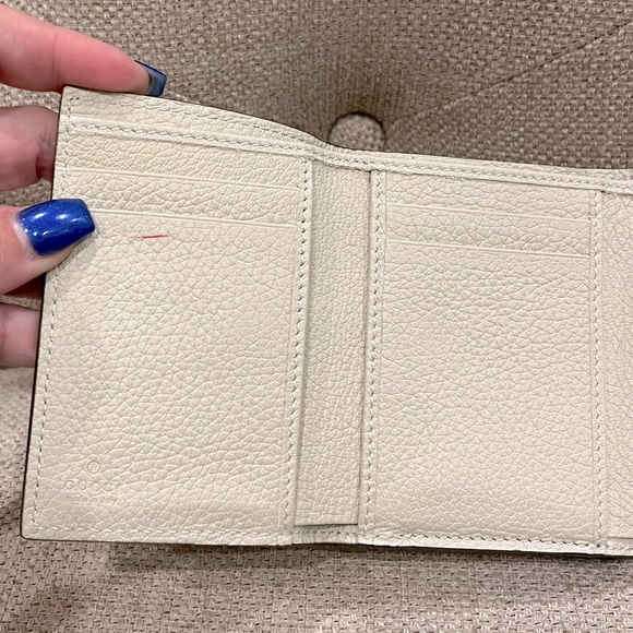 π GUCCI Embossed Logo Trifold Leather Wallet - Picture 5 of 15
